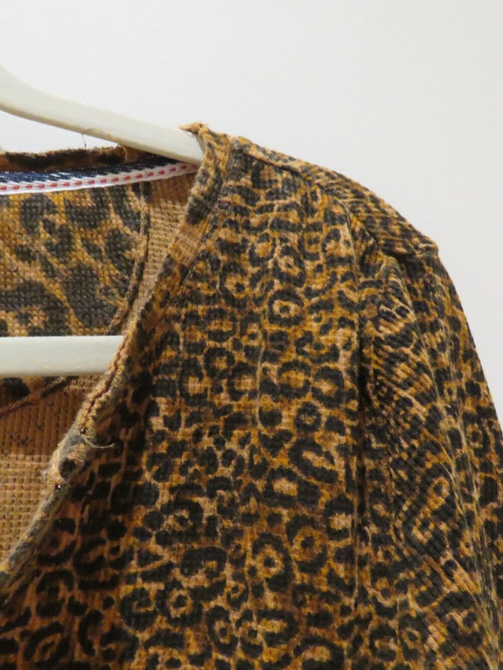 ANTHROPOLOGIE PILCRO Split Neck Waffle Leopard Print Top Small Mob Wives Casual - Picture 5 of 12
